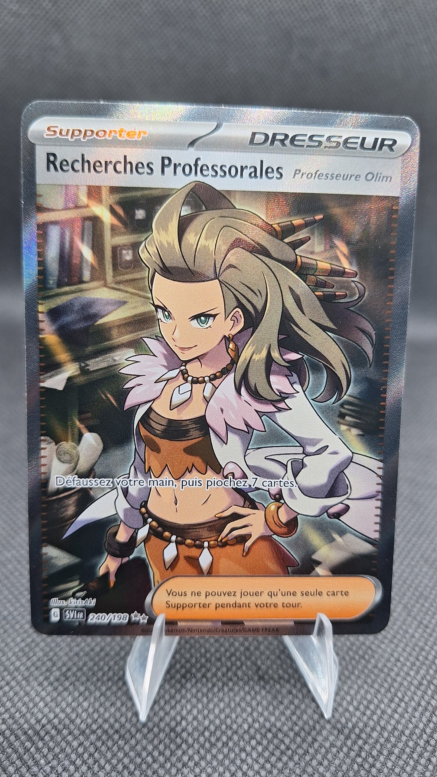 Recherches Professorales (Professeure Olim) 240/198 - Pokémon EV01 Écarlate et Violet - Full Art (FR)